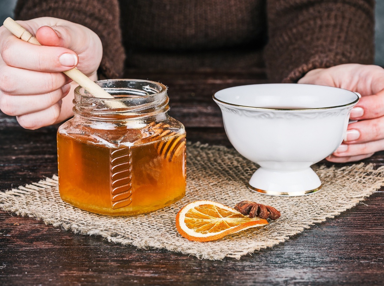 Med do horúceho čaju nepatrí, prídete o jeho účinné látky.
