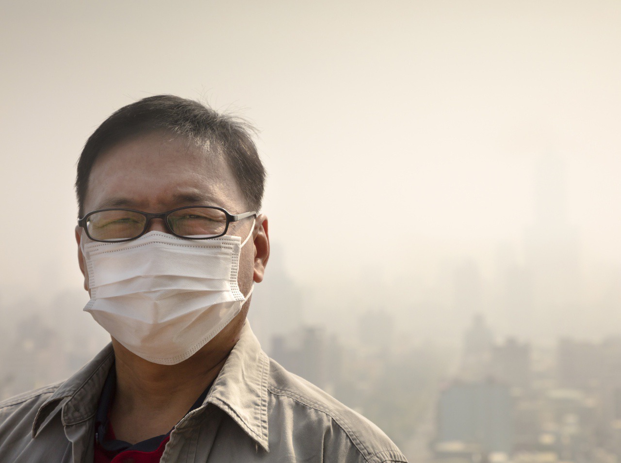 Znečistené ovzdušie môže podráždiť oči či sliznice.