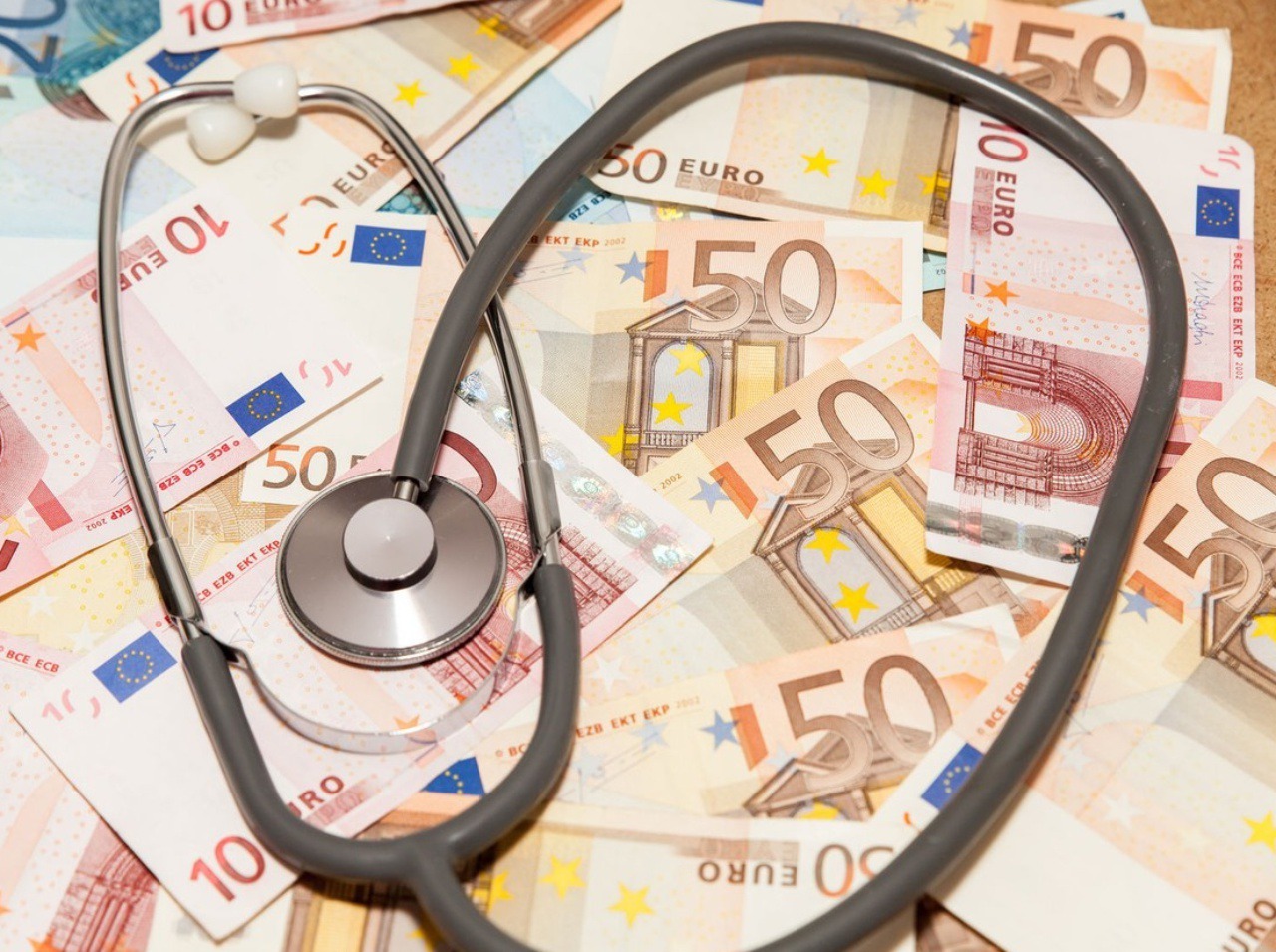 Zdravotné poisťovne žiadali vlani uhradiť späť od svojich poistencov milióny eur.