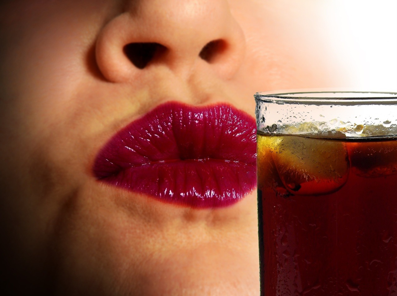 Kolové nápoje nepriaznivo vplývajú na zdravie ústnej dutiny. 