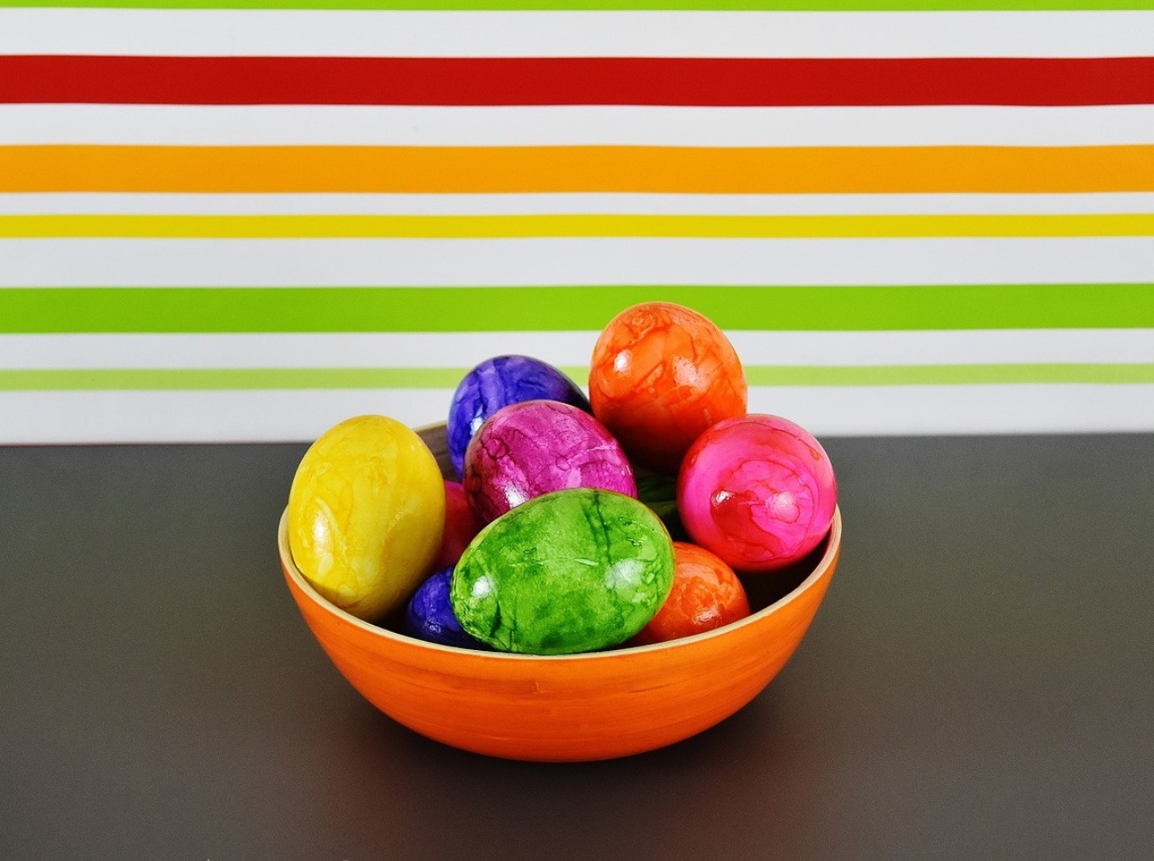 Na vajíčka je dobré použiť prírodnú farbu, ktorá je bezpečná pre ľudské zdravie. 