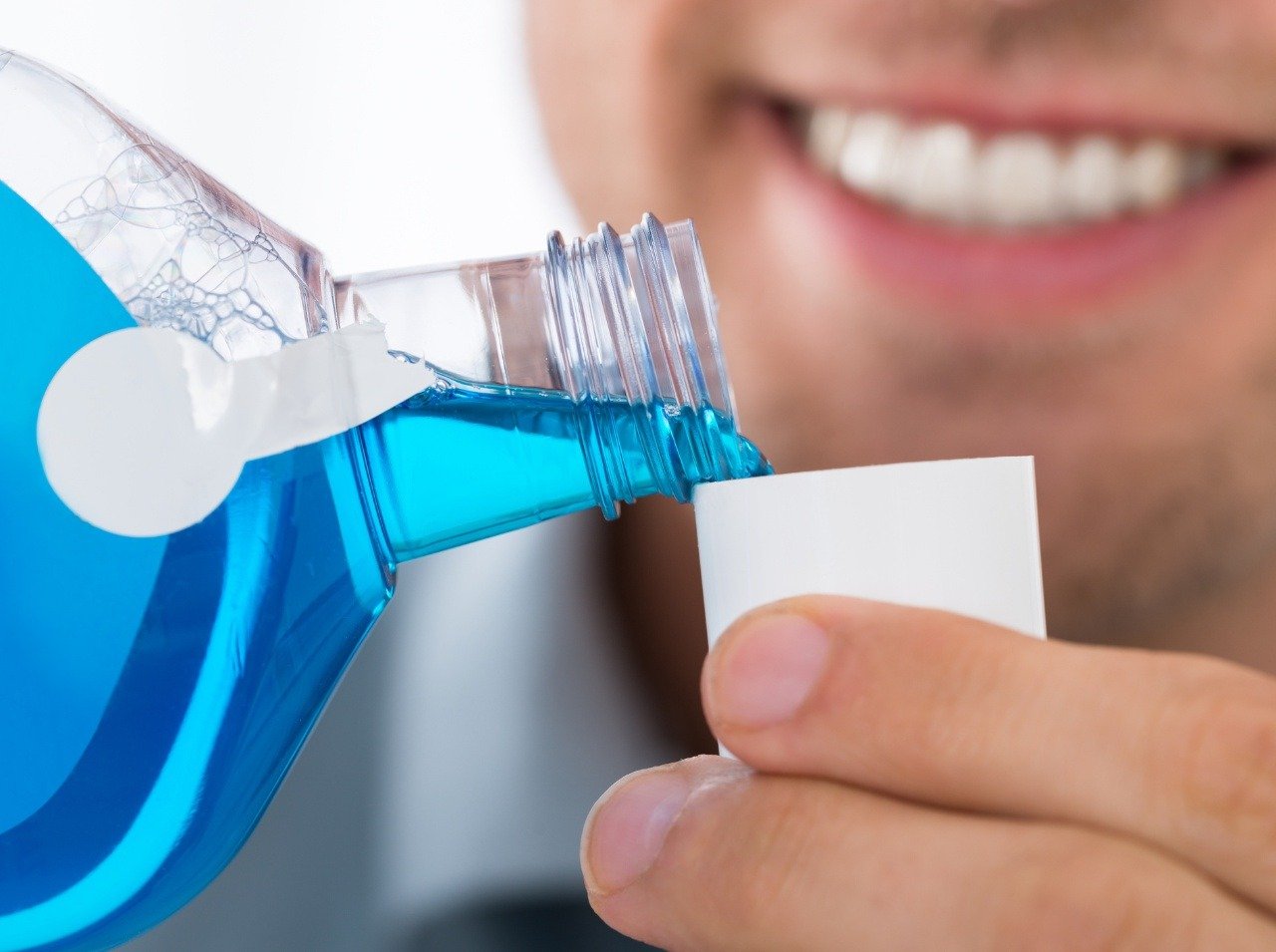 Nezabúdajte na ústnu vodu, ktorá je skvelým doplnkom pri umývaní zubov. 