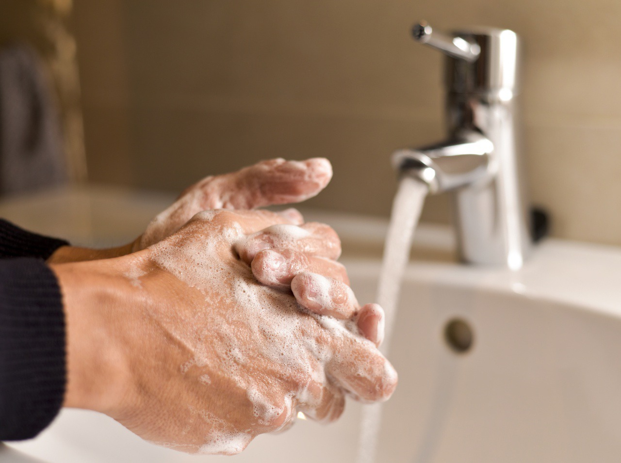 Šíreniu a vzniku infekcií možno najjednoduchšie zabrániť dôkladným umývaním rúk.