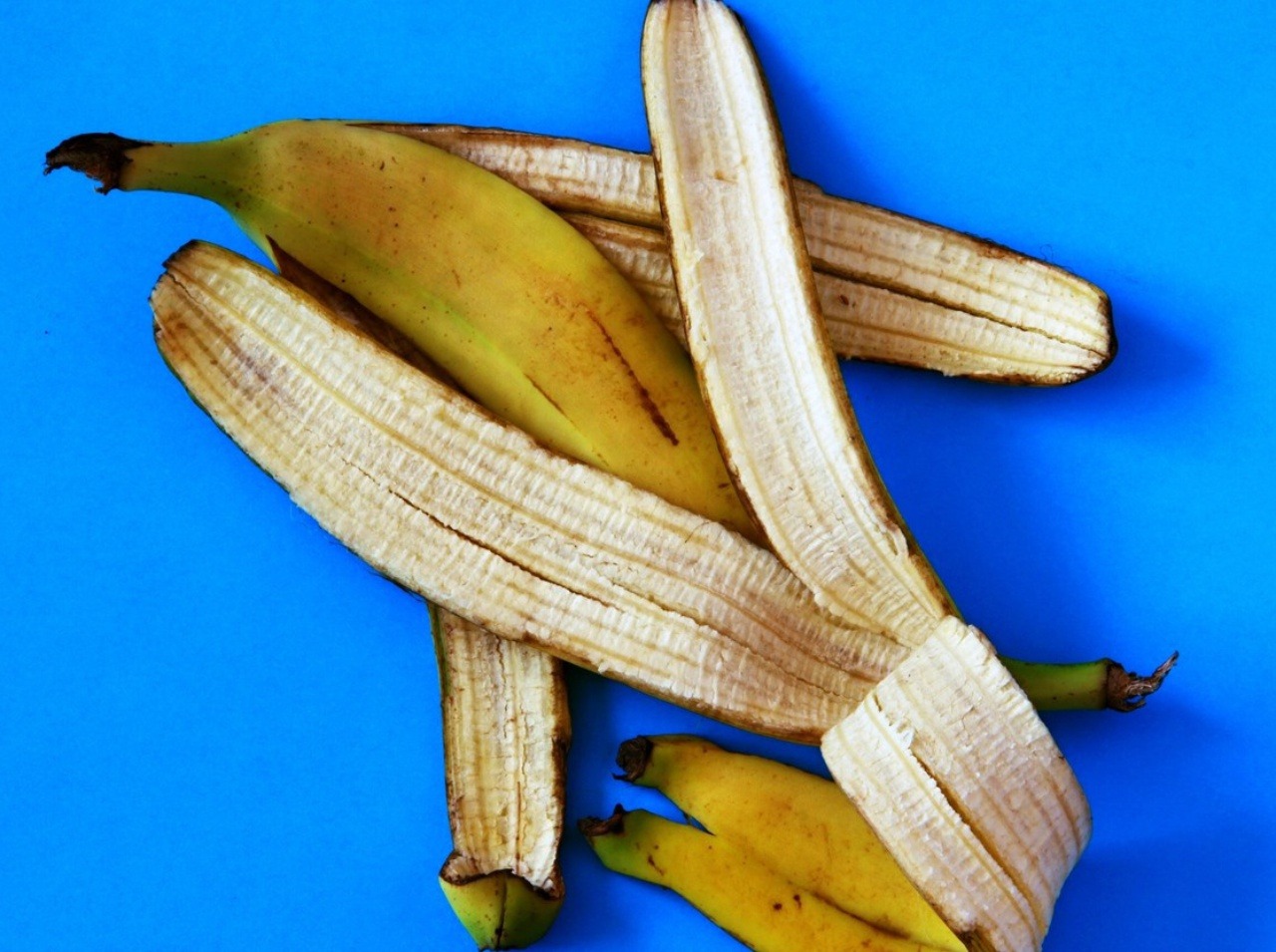 Nevyhadzuje banánové šupky, sú plné zdraviu prospešných látok. 