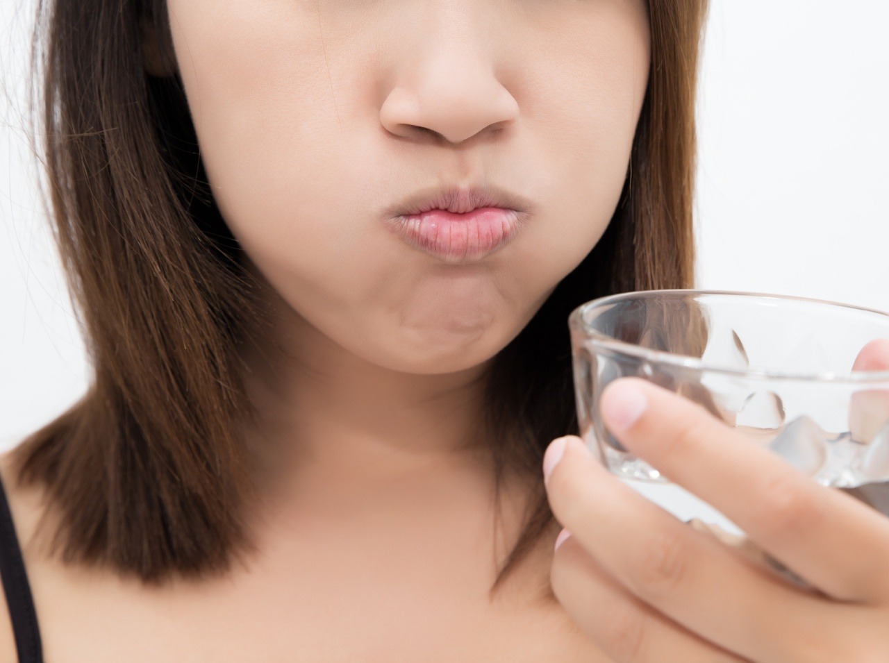 Nedostatok tekutín totiž spôsobuje sucho v ústach, čo má za následok premnoženie baktérií.