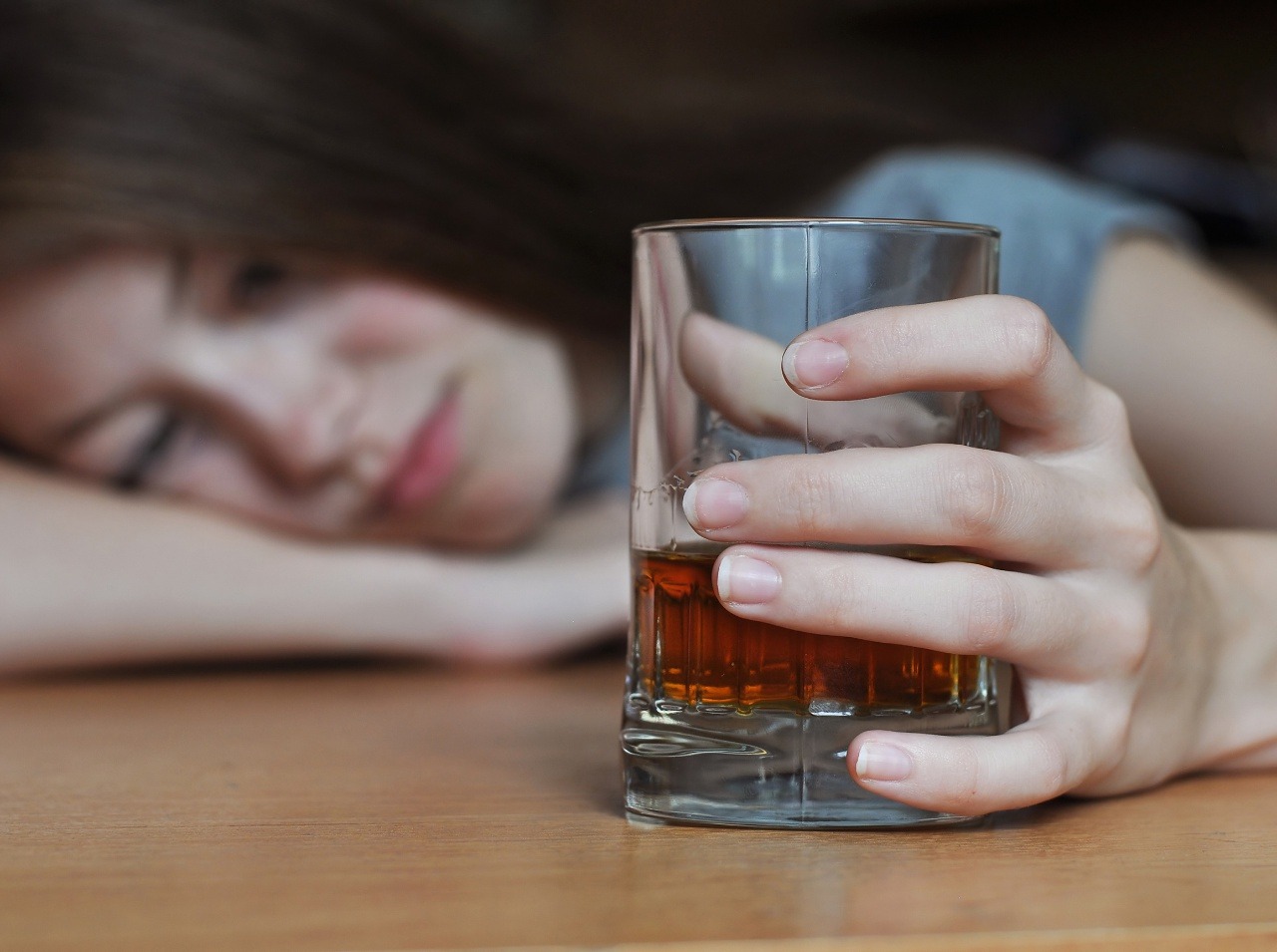 Mnohí siahajú po alkohole ako po osvedčenom prostriedku, ktorý nám zdvihne náladu a vymaže nepríjemné spomienky. 