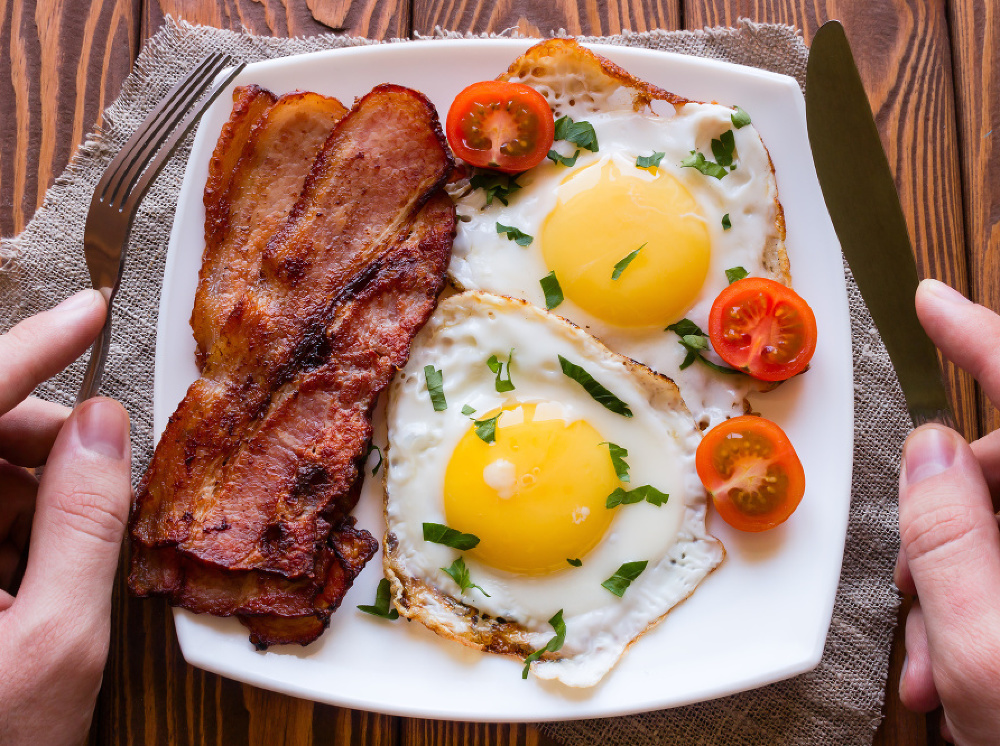 Vajíčka a slanina sú skvelou voľbou na raňajky. 