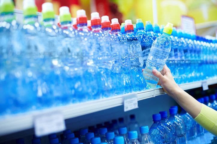Voda v plastových fľašiach