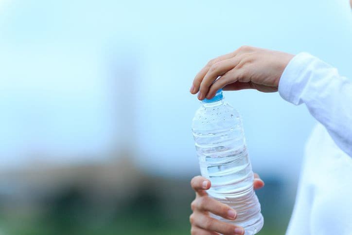 Voda v plastových fľašiach