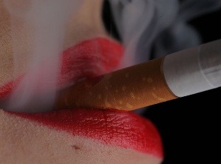Dym z cigariet musia