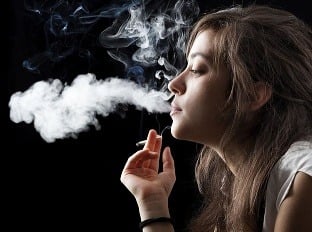 Mladí ľudia najnovšie fajčia