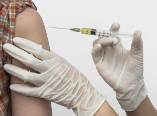 Vakcína proti osýpkam údajne