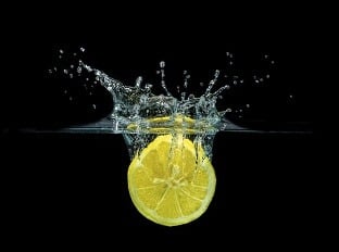 Voda s citrónom má