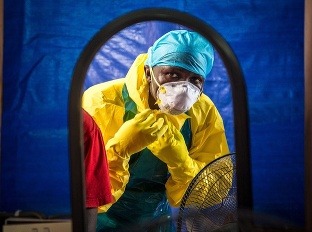 Ebola sa prenáša priamym