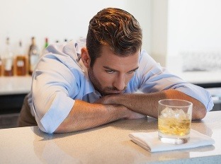 Ľudí, ktorí prepadnú alkoholu,