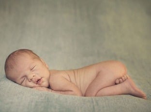 Spánok pomáha bábätkám učiť