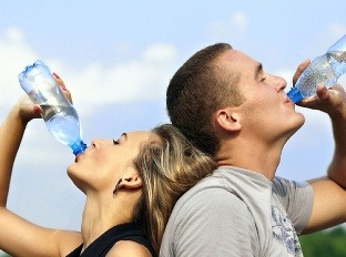 Pitie vody udržuje náš