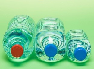 Plastové fľaše ukrývajú nebezpečných