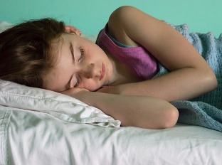 Poloha v spánku ovplyvňuje