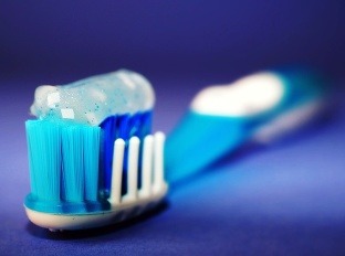 Zubná pasta môže obsahovať