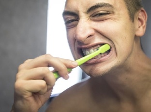 Čistenie môže zuby aj