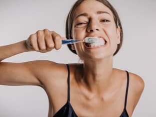 ČISTENÍM zubov k zdravotným
