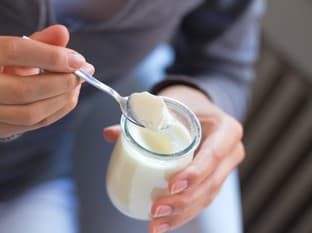 Vyrobiť si biely jogurt