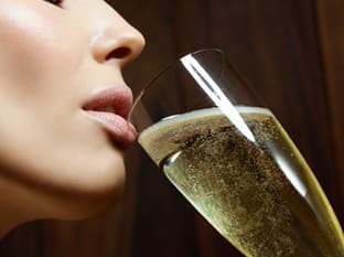 Alkohol škodí ženám viac
