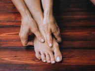 Sledujete svoje CHODIDLÁ? ZNAK vysokého CHOLESTEROLU, ktorý si takmer nikto VŠIMNE
