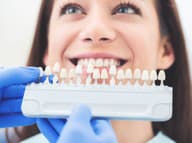 Od drevených protéz po moderné implantáty: Ako sa menili zubné náhrady v čase?