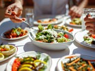 Zvyknete jesť šalát spolu s jedlom? CHYBA: Mali by ste ho jesť takto