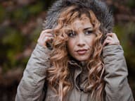 Mastné a prilepené k hlave: Čo robiť, aby ste v zime také vlasy nemali?