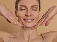 Menej vrások okolo očí a jemný lifting tváre: Táto starobylá technika je navyše zadarmo!