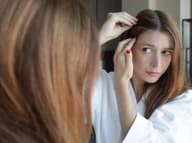 Prvé šedivé vlasy: Takto prirodzene spomalíte ich pribúdanie