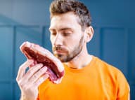 Viac mäsa, nižšie riziko demencie? Nová štúdia mení pohľad na stravu mozgu