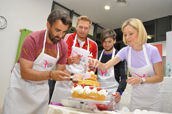 Ivan Jakeš, Adam Žampa, Andreas Žampa a Mirka Kosorínová pripravujú tortu k príležitosti 5. narodením OC RETRO v Bratislave.