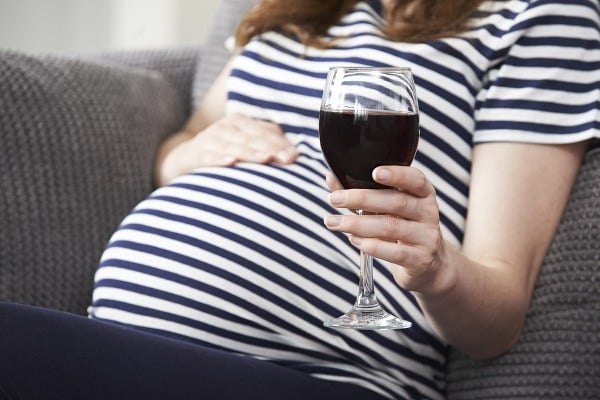 Alkohol v tehotenstve môže vo veľkom ovplyvniť dieťatko. 