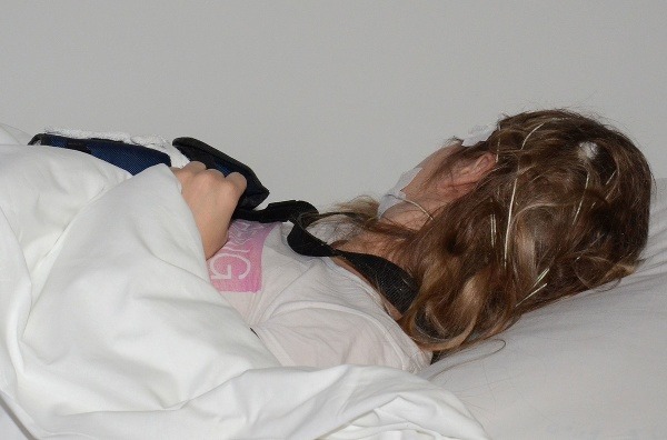 Vyšetrovanie pacientky v spánkovom laboratóriu. Foto: F UPJŠ v Košiciach