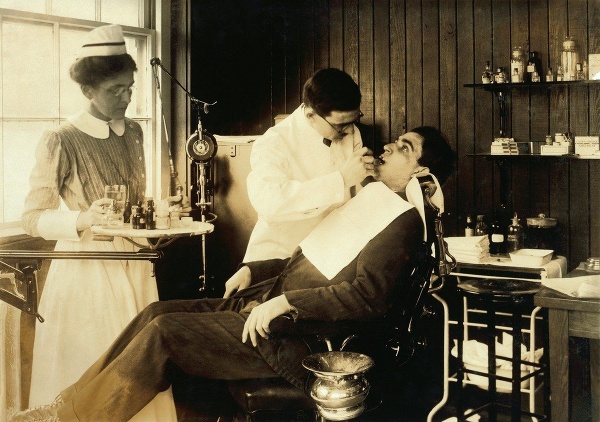 Návšteva zubára v roku 1917. (Cambridge, Massachusetts, USA)