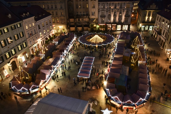 Vianočné trhy na Hlavnom a Františkánskom námestí v centre Bratislavy. Foto: TASR/Pavol Zachar