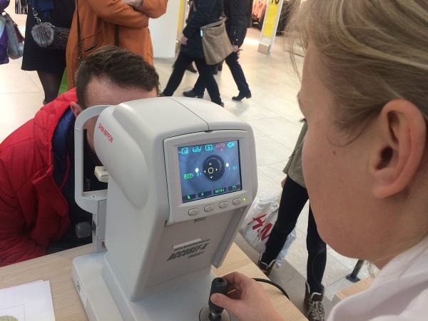 Zdravotníci z Nemocnice Košice-Šaca budú v rámci Svetového týždňa boja proti glaukómu záujemcom bezplatne merať vnútroočný tlak. Foto: AGEL SK
