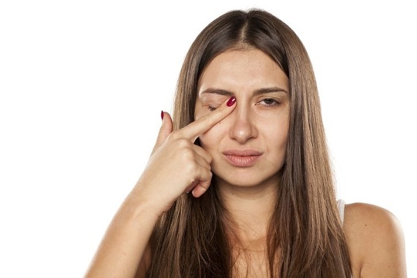 Pacienti s keratokonusom si často šúchajú oči. Foto: Gettyimages.com
