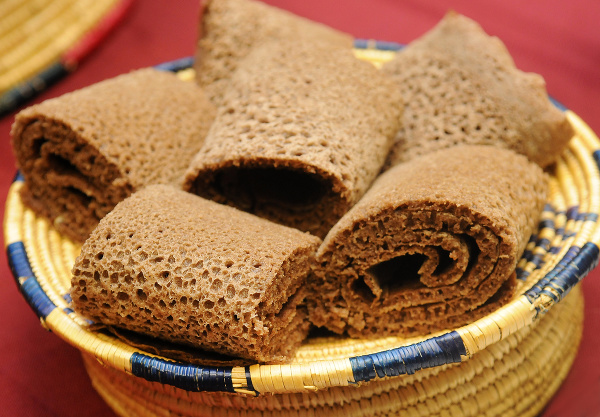 Etiópsky chlieb Injera. Na prvý pohľad vyzerá ako zrolovaná palacinka. (FOTO: gettyimages.com)