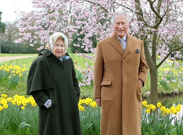Kráľovná Alžbeta II. s princom Charlesom. 